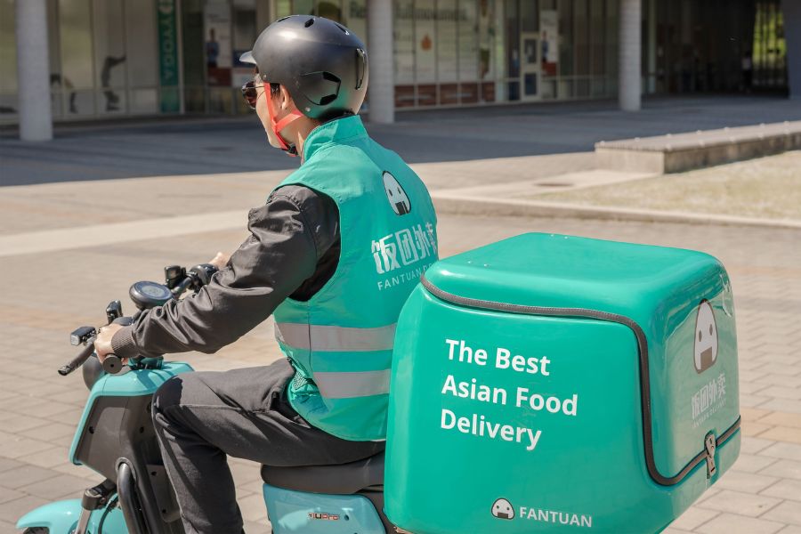 Fantuan delivery man shipping food